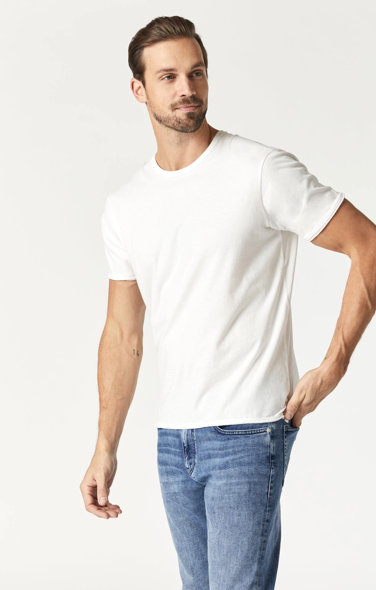 RAW EDGE NECK T-SHIRT IN BLANC DE BLANC