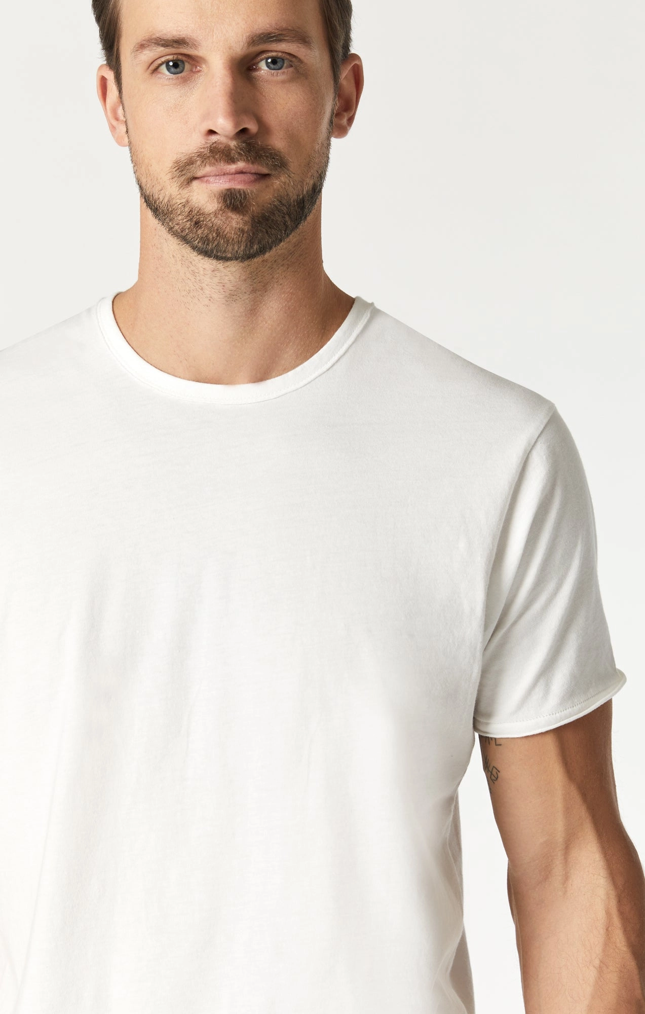 RAW EDGE NECK T-SHIRT IN BLANC DE BLANC