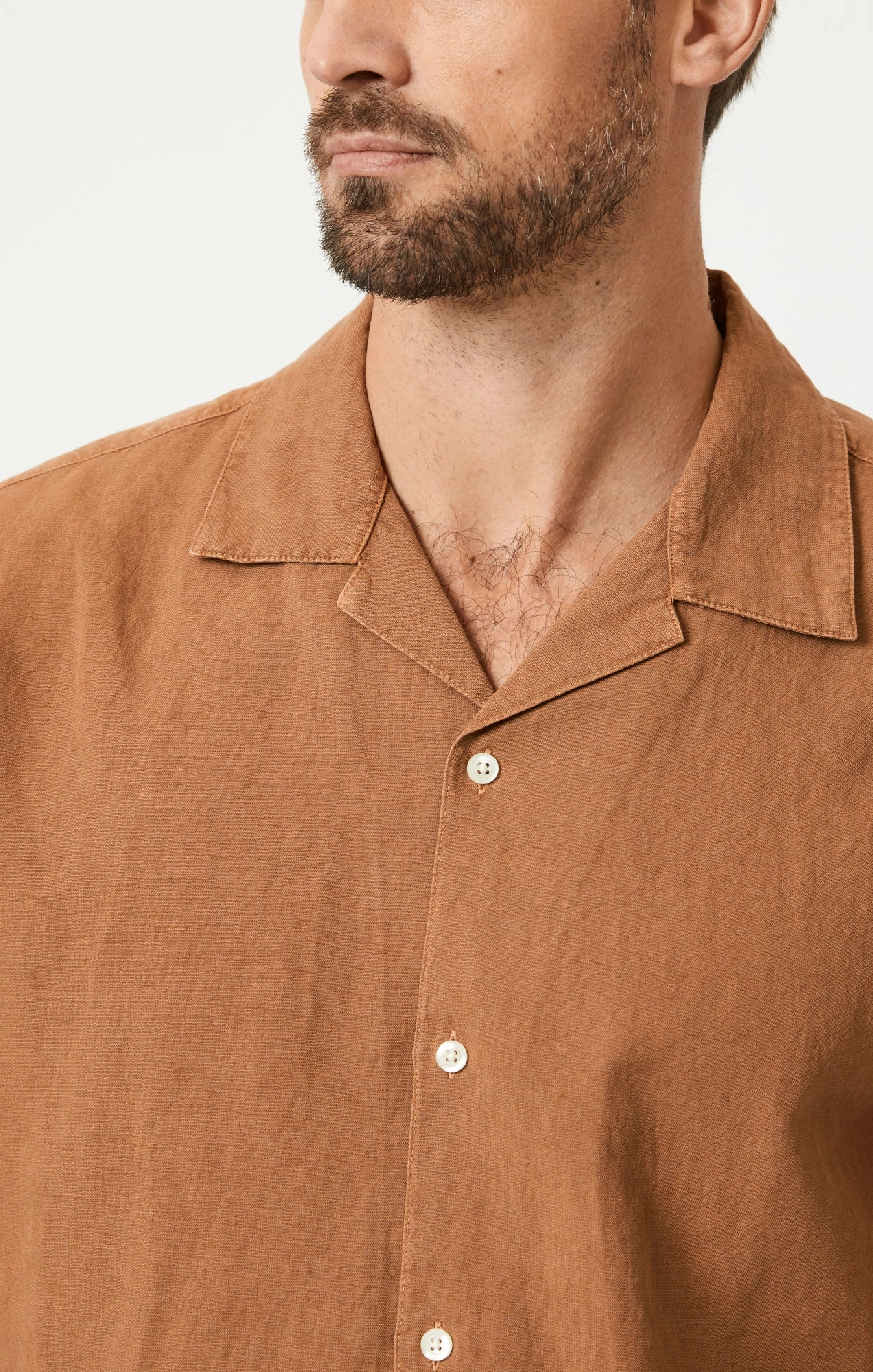 SHORT SLEEVE BUTTON-UP SHIRT IN TOASTED COCONUT