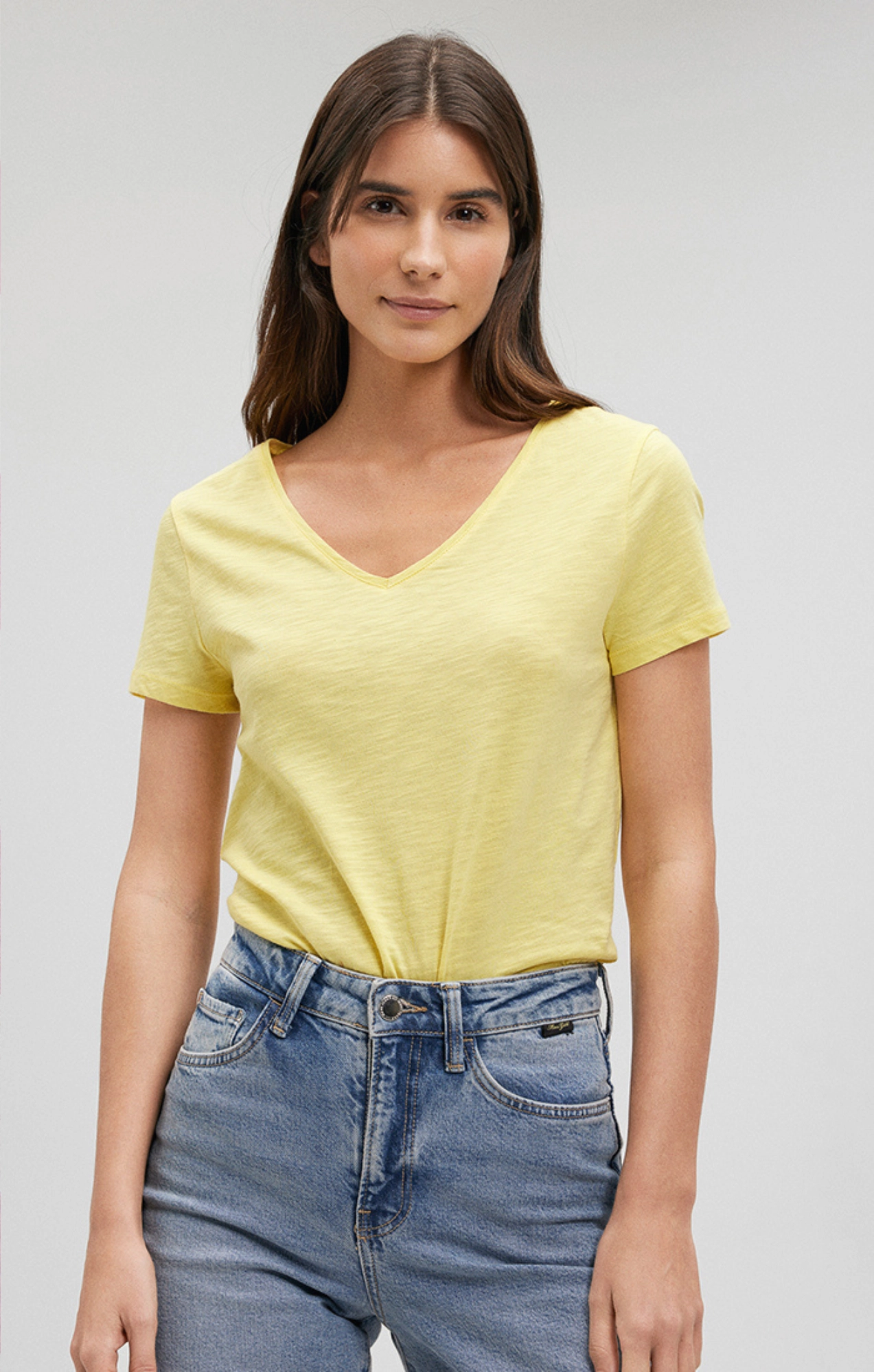 V-NECK T-SHIRT IN LEMON DROP