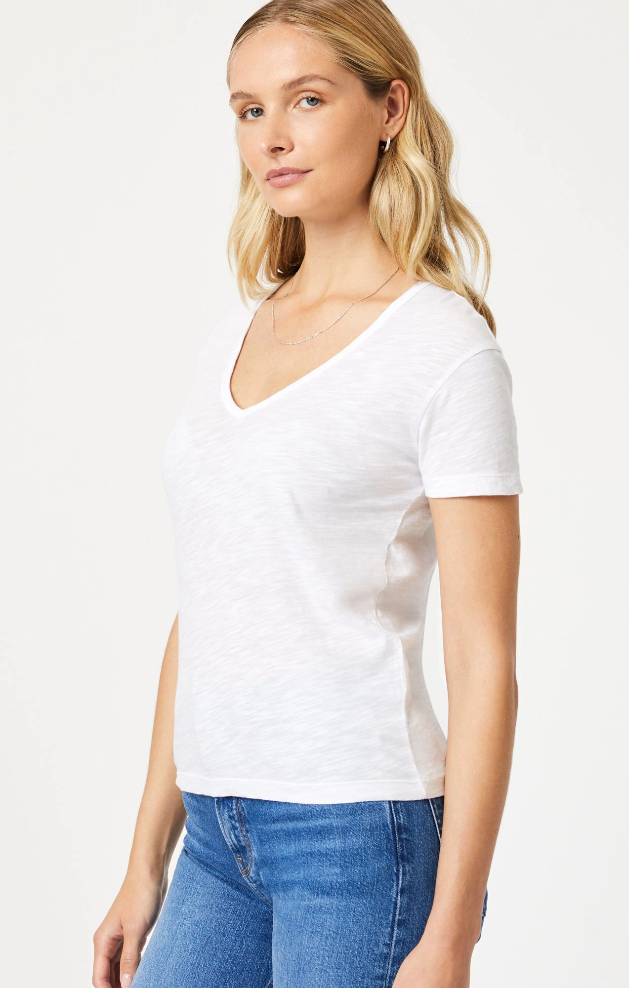 V-NECK T-SHIRT IN WHITE