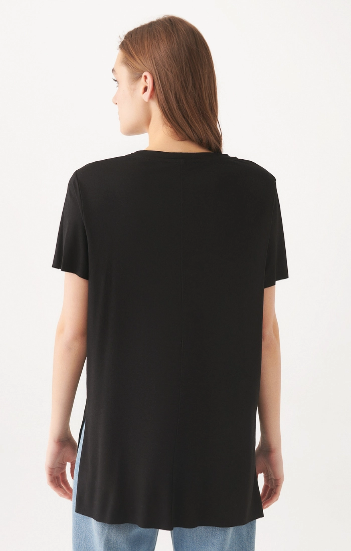 WOMEN'S BASIC V-NECK T-SHIRT IN BLACK