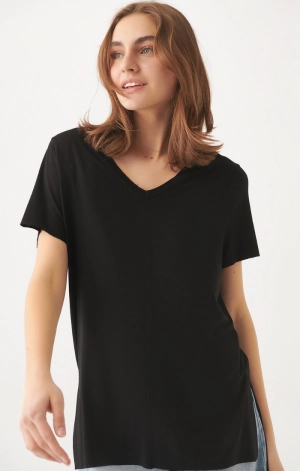 WOMEN'S BASIC V-NECK T-SHIRT IN BLACK