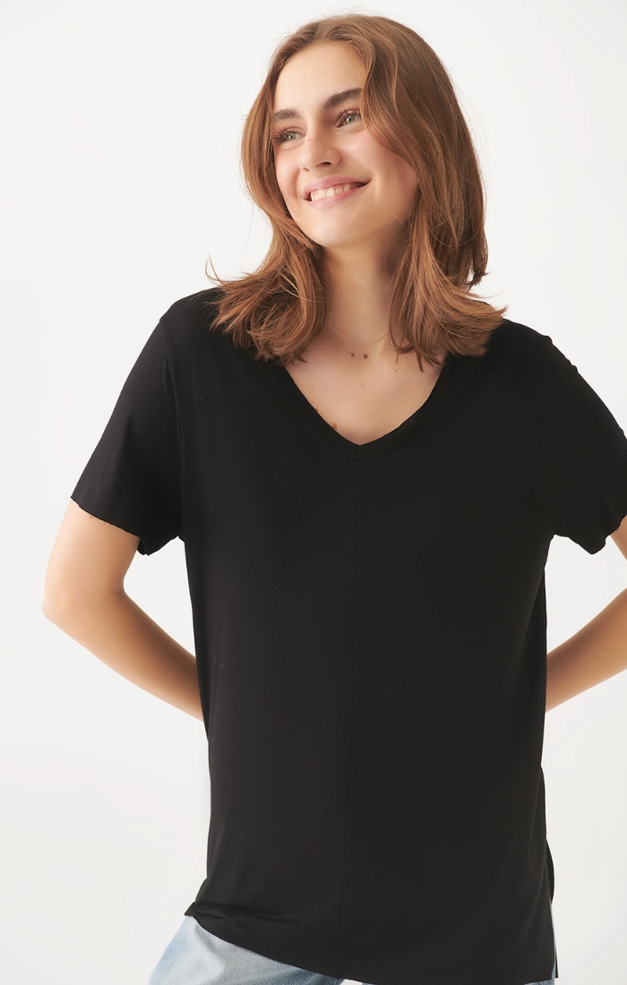 WOMEN'S BASIC V-NECK T-SHIRT IN BLACK