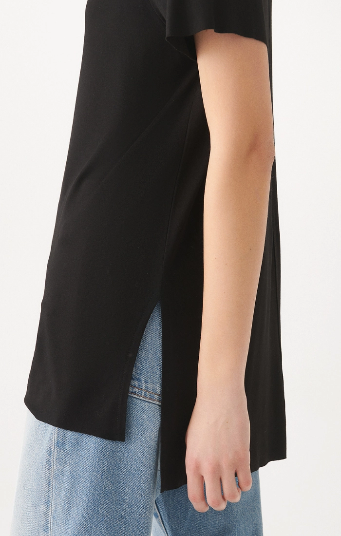 WOMEN'S BASIC V-NECK T-SHIRT IN BLACK