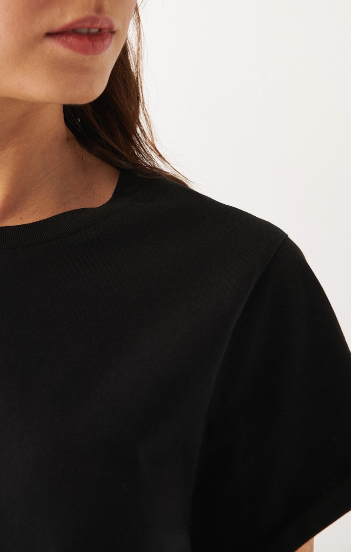 WOMEN'S SHORT SLEEVE T-SHIRT IN BLACK